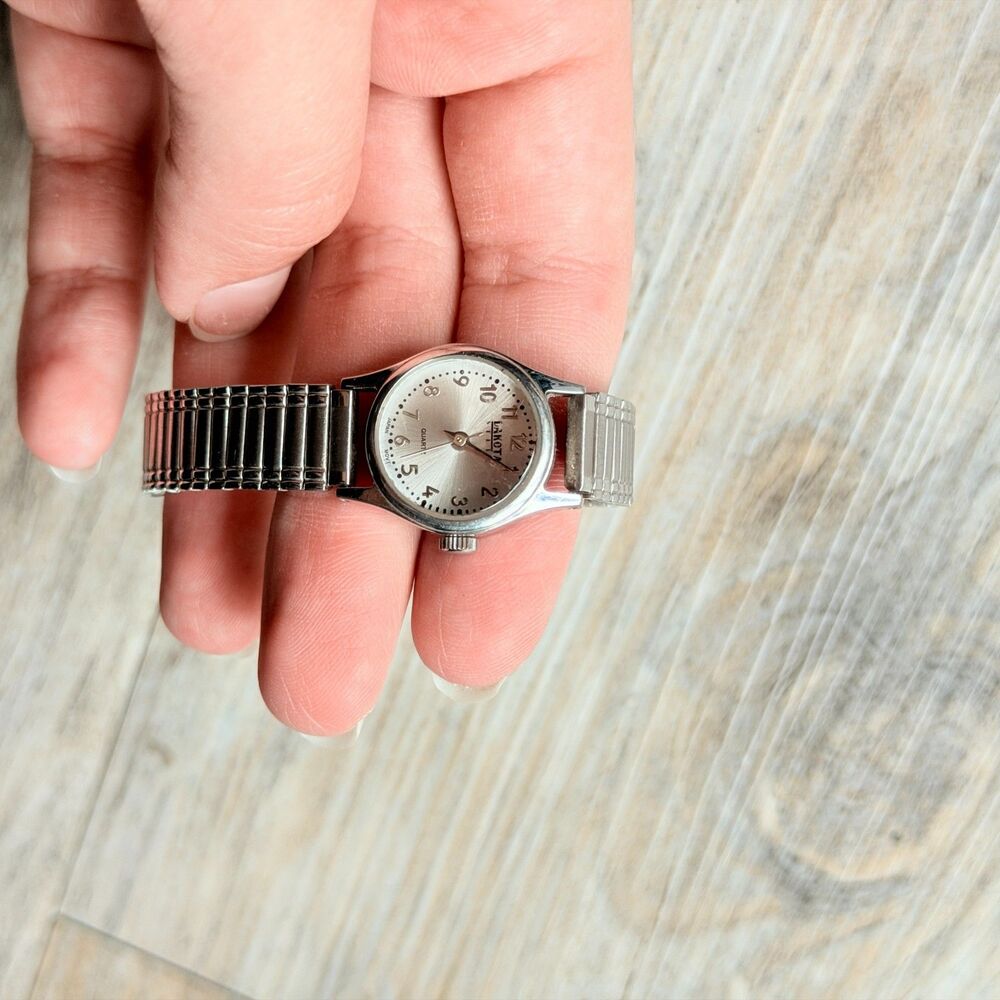 Vintage Dakota Women’s Quartz Watch Silver Tone Stretch Band Petite Small Face - Picture 5 of 7